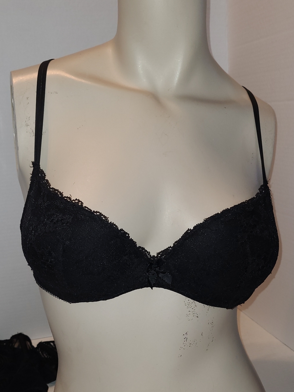 Victoria's Secret Black Lace Push-Up Bra - Adjustable Straps 32C